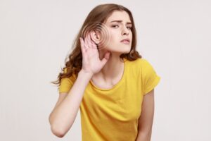 Mulher com problemas de audição