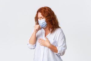 Mulher com sintomas de doenças respiratórias