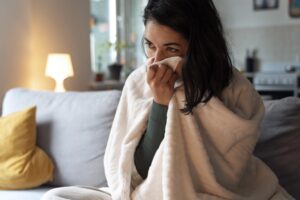 Mulher com frio e possibilidade de estar resfriada ou com gripe