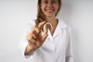 Especialista segurando um implante coclear