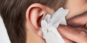 Pessoa usando gaze para limpar o ouvido